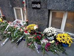 Харьковчане приносят цветы к месту гибели людей