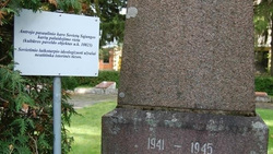 Такие таблички стали размещать возле советских памятников