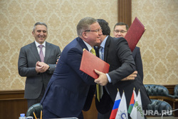 Подписание. Тюмень, бобров алексей, красная папка, объятия, подписание соглашений