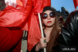 5-ая годовщина Болотной площади. Митинг на проспекте Сахарова. Москва.ЛГБТ, девушка, очки, красные флаги, анархисты, революционеры, коммунисты, молодежь