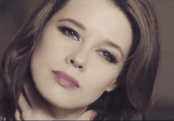 В ролике на песню «Знаешь ты» актриса изобразила возлюбленную главного героя