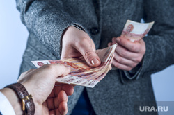 Земля, красивый домик, социальное пособие,бедность, ребенок в автомобиле, проститутки, шлюхи , купюры, социальная помощь, социальное пособие, деньги в руке, материальная выплата