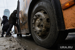 Оттепель в Екатеринбурге, автобусная остановка, колесо, автобус, грязь, улица малышева, остановка общественного транспорта, грязный город