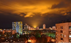 Необычный свет над столицей Урала в очередной раз поразил горожан