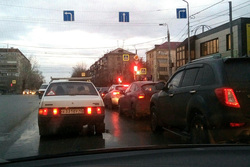 На пересечении улиц Дзержинского и Машиностроителей скапливается много машин