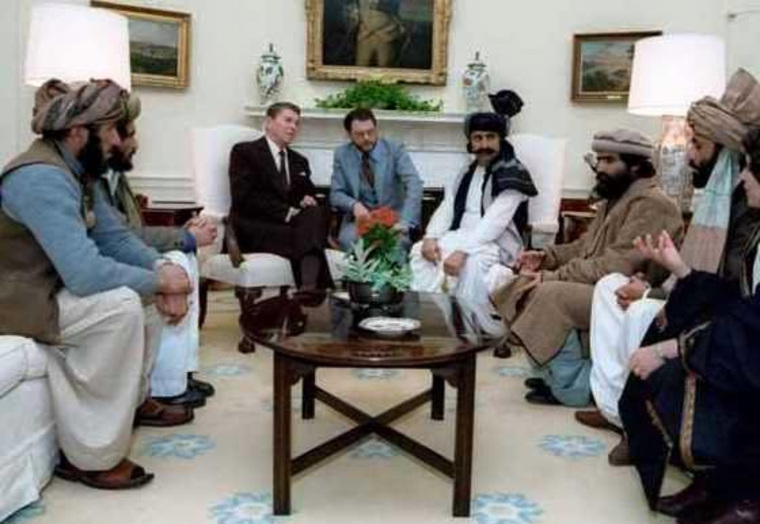 «Рейган в Белом Доме принимает делегацию талибов»