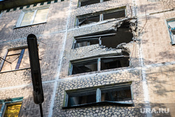 Поселок Октябрьский: разрушения. Донецк, след от снаряда