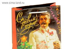 На портале ретейлера можно найти массу «сувенирки» с изображением Сталина