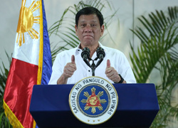 Глава Филиппин сдерживал смех, рассказывая о совершенном в юности убийстве