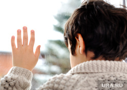 Клипарт depositphotos.com, мальчик в окне, рука на стекле, ребенок на подоконнике