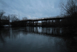 Сельчане боятся ходить по отремонтированному мосту