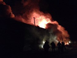 У пожарных возникли проблемы с водой, и деревянное здание охватило огнем