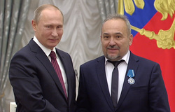 Тракторист из Ноябрьска побывал в Кремле и получил орден от Владимира Путина