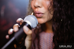 Клипарт depositphotos.com, микрофон, караоке, петь в микрофон, петь песни, поющий человек, поющая девушка