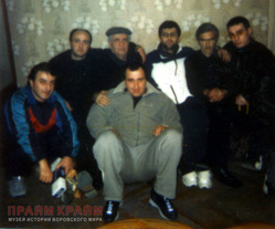 Сзади: Паата Чхартишвили (Принц), Джемал Шавладзе (Чай), Дато Курасбедиани (Црипа), Резо Лорткипанидзе, Гурам Сванидзе. Впереди: Дато Хомасуридзе (Швейка) и Звиад Папиашвили. СИЗО Тбилиси, Х49