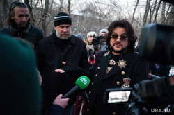 Певец разоткровенничался с журналистами у могилы своего прадеда в Екатеринбурге