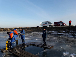 Спасатели обследуют по 150-200 метров дна Исети в день