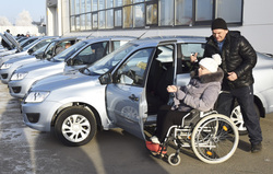 Новые автомобили получили жители области, пострадавшие на производстве