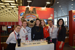 Ирина Зильбер (в центре) и Сергей Карякин (второй справа) представляют Екатеринбург на жеребьевке