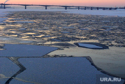 Зимние виды города Пермь, мост, лед на реке