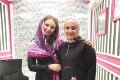 Магазин Айшат Кадыровой (справа) предлагает женщинам Чечни быть смелее