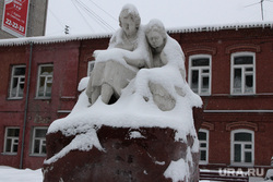 Уборка города от снега Курган, памятник в снегу