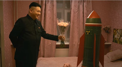 Ким Чен Ына показали влюбленным в ядерную бомбу