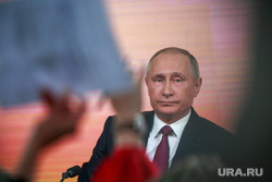 Ежегодная итоговая пресс-конференция президента РФ Владимира Путина. Москва, плакаты, портрет