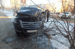 Cadillac Escalade получил сильные повреждения после столкновения с другим авто