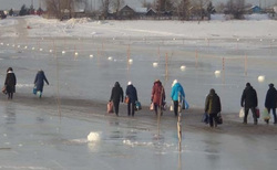 Жители Левобережья вынуждены ходить по скользкому льду, чтобы попасть в магазин