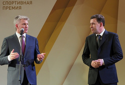 Вручение премии могло добавить Рапопорту очков в глазах губернатора Куйвашева (справа)