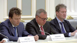 На встречу были приглашены и уральские бизнесмены — гендиректор УГМК Андрей Козицын (справа)