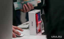 Старт продаж Apple IPhoneX в re:Store на Тверской, 27. Москва , iphone 10, считает деньги, купюры, продажа, покупка