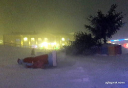 Ураган повалил елку и Деда Мороза в Углегорске