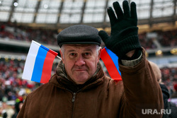 День народного единства. Москва, пенсионер, приветствие, жест рукой, триколор, российские флаги