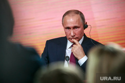 Ежегодная итоговая пресс-конференция президента РФ Владимира Путина. Москва, портрет, путин владимир, задумался