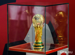 Презентация Кубка Чемпионата мира по футболу FIFA в цехе "Высота 239" белым металлургам на Челябинском трубопрокатном заводе. Челябинск, футбол, чм-2018, кубок FIFA