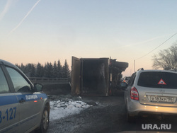 Пробка на путепроводе. Перевернулась фура. Богданович