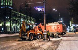 Подрядчики работают круглосуточно, но не справляются со снегом на улицах