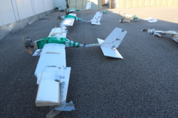 Рядом с уцелевшими беспилотниками лежат обломки еще трех летательных аппаратов