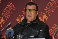 Актер пока не ответил на заявления коллег