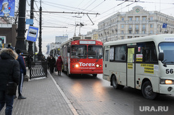 Остановка общественного транспорта на площади Революции. Челябинск, троллейбус, остановка общественного транспорта