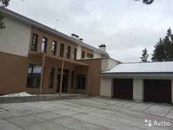 Роскошный дом с сосновым бором хозяин готов отдать за 50 млн рублей