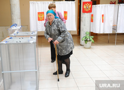 Мякуш. Челябинск, пенсионерка с палочкой, урна для голосования