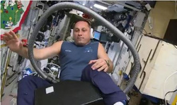 Антон Шкапрелов оседлал пылесос в космосе