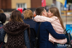 День нефтяной и газовой промышленности перед офис компании "Газпром". Сургут, поцелуй, влюбленная пара