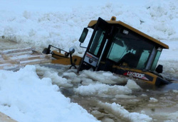 История с провалившимся под лед трактором на Ямале повторилась вновь (архивное фото)