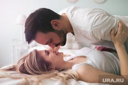 Клипарт depositphotos.com, влюбленная пара, поцелуи, объятия, страсть, лежать в посели, прикосновения