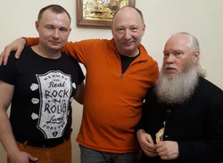 Юрий Гальцев (в центре) с сыном Михаилом (слева) и курганским митрополитом Иосифом