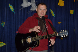 Михаил Гальцев играет на гитаре, поет и организовывает мини-концерты